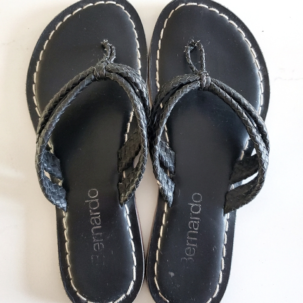 Bernardo flip flops size 9M